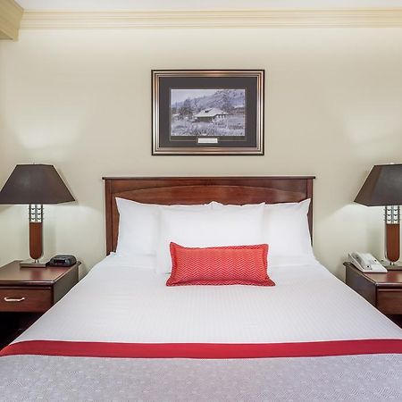 Ramada By Wyndham Hinton Hotel Luaran gambar