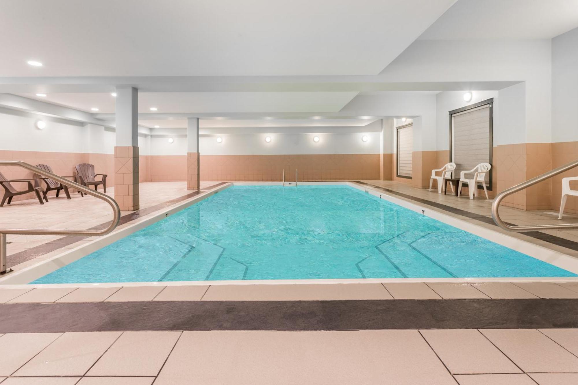 Ramada By Wyndham Hinton Hotel Luaran gambar