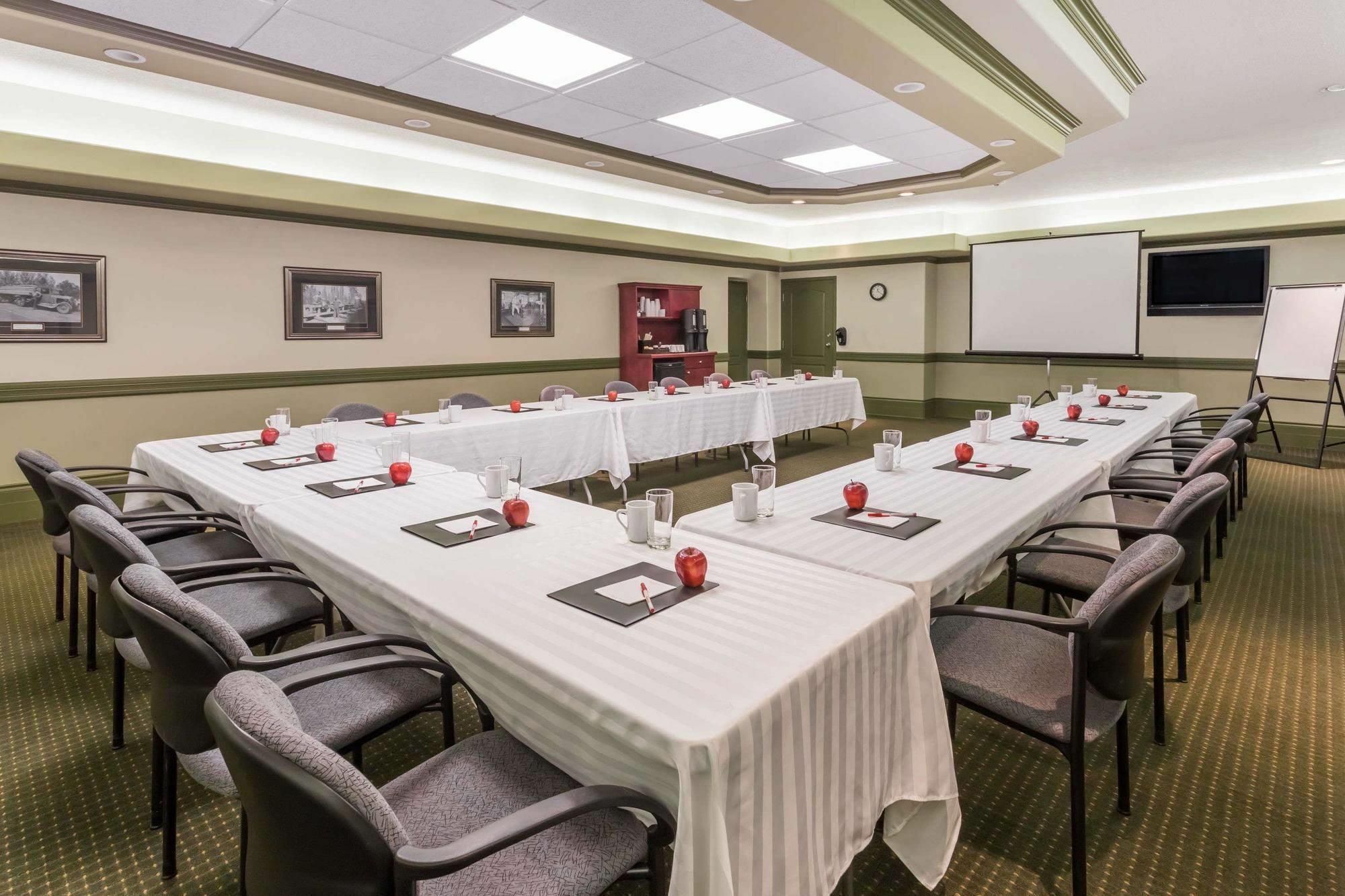 Ramada By Wyndham Hinton Hotel Luaran gambar