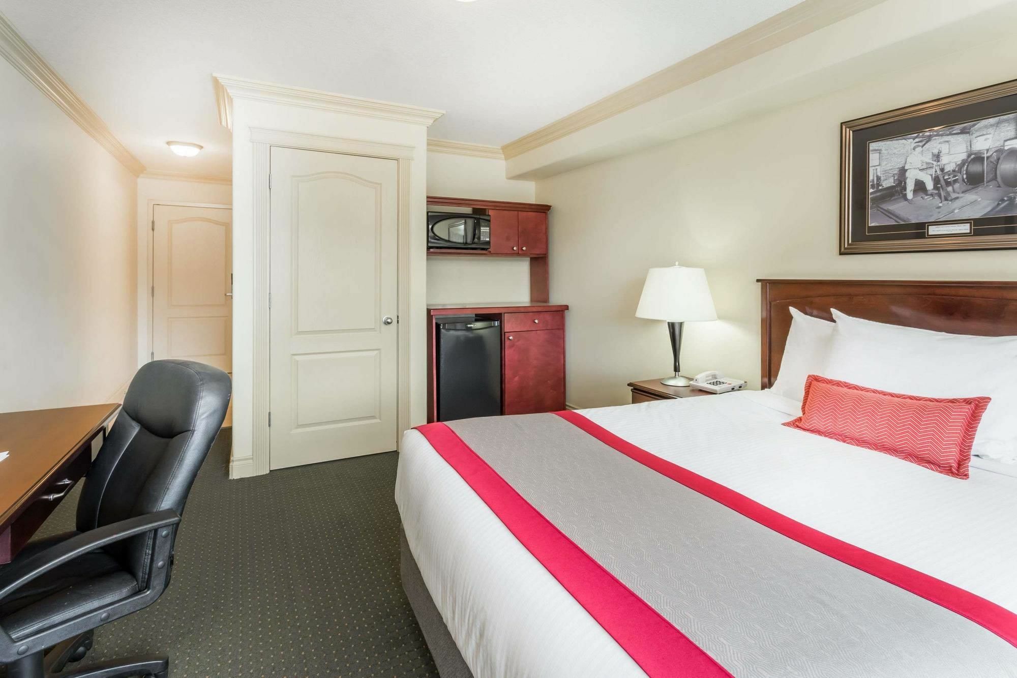 Ramada By Wyndham Hinton Hotel Luaran gambar